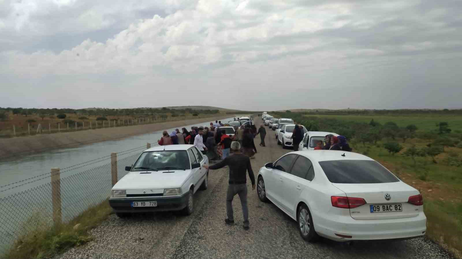 ŞANLIURFA’NIN BOZOVA İLÇESİNDE DÜĞÜNE GİDERKEN SULAMA KANALINA DEVRİLEN OTOMOBİLDEKİ 2