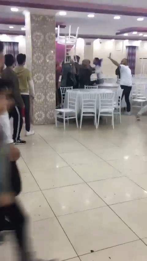 BURSA’DA BİR DÜĞÜN SALONUNA ALKOLLÜ GELEN DAVETLİDEN DOLAYI KAVGA ÇIKTI.