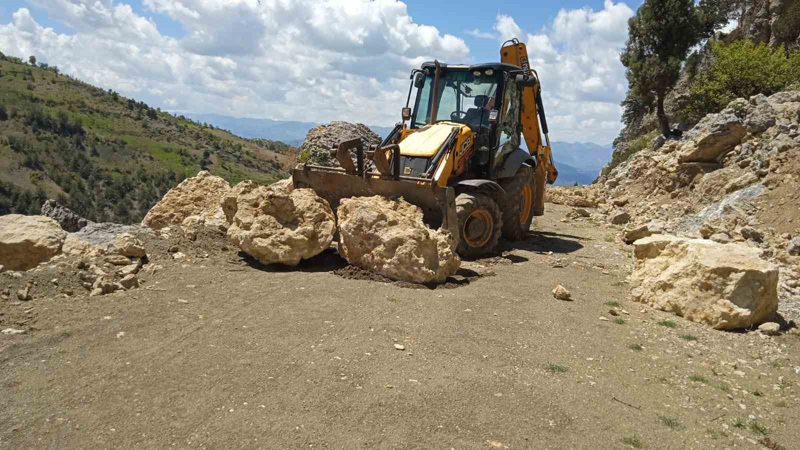 KAHRAMANMARAŞ’TA MEYDANA GELEN DEPREMLER SONRASI DULKADİROĞLU İLÇESİNDE KAYALARLA KAPANAN YOLLAR