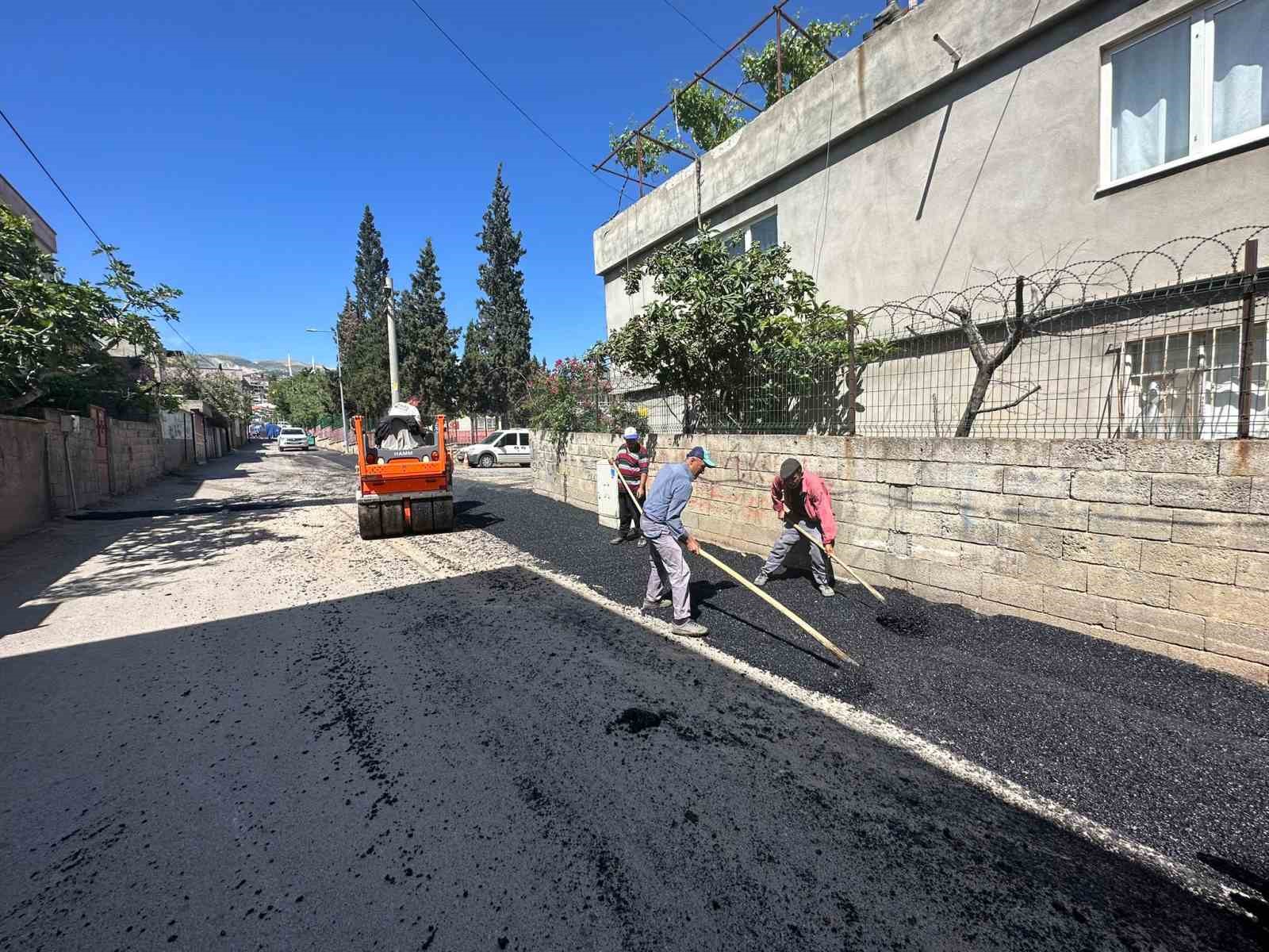 KAHRAMANMARAŞ’IN DULKADİROĞLU İLÇESİNİN FARKLI BÖLGELERİNDEKİ YOLLARDA ASFALT ÇALIŞMALARI YAPILIYOR