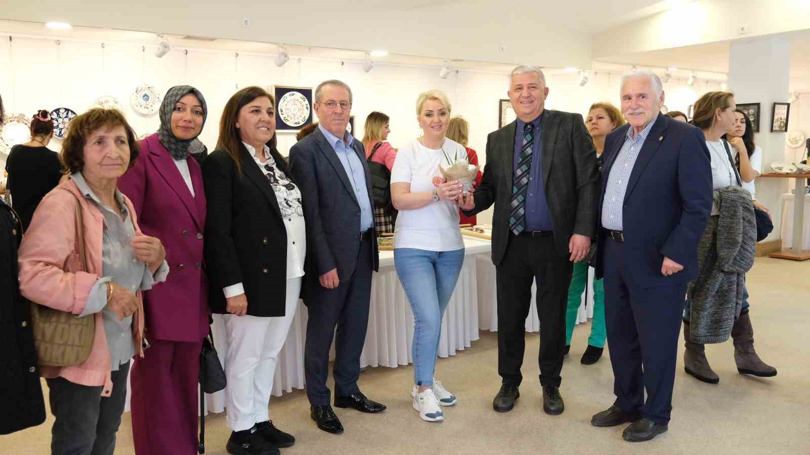‘’DÜNDEN BUGÜNE KAŞİDEN ÇİNİYE’’ SERGİSİ ATATÜRK KÜLTÜR MERKEZİ’NDE SANATSEVERLERLE BULUŞTU.