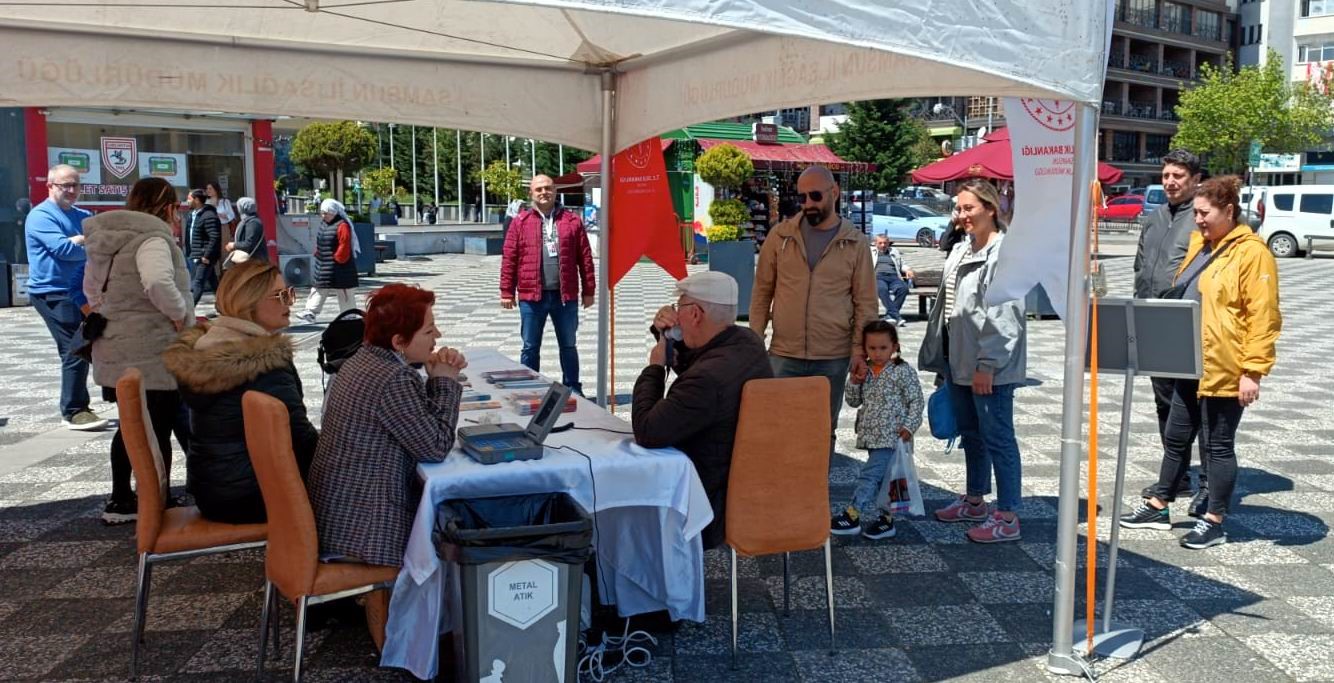 SAMSUN İL SAĞLIK MÜDÜRLÜĞÜ TARAFINDAN MEYDANDA KURULAN STANTTA VATANDAŞLARA SOLUNUM