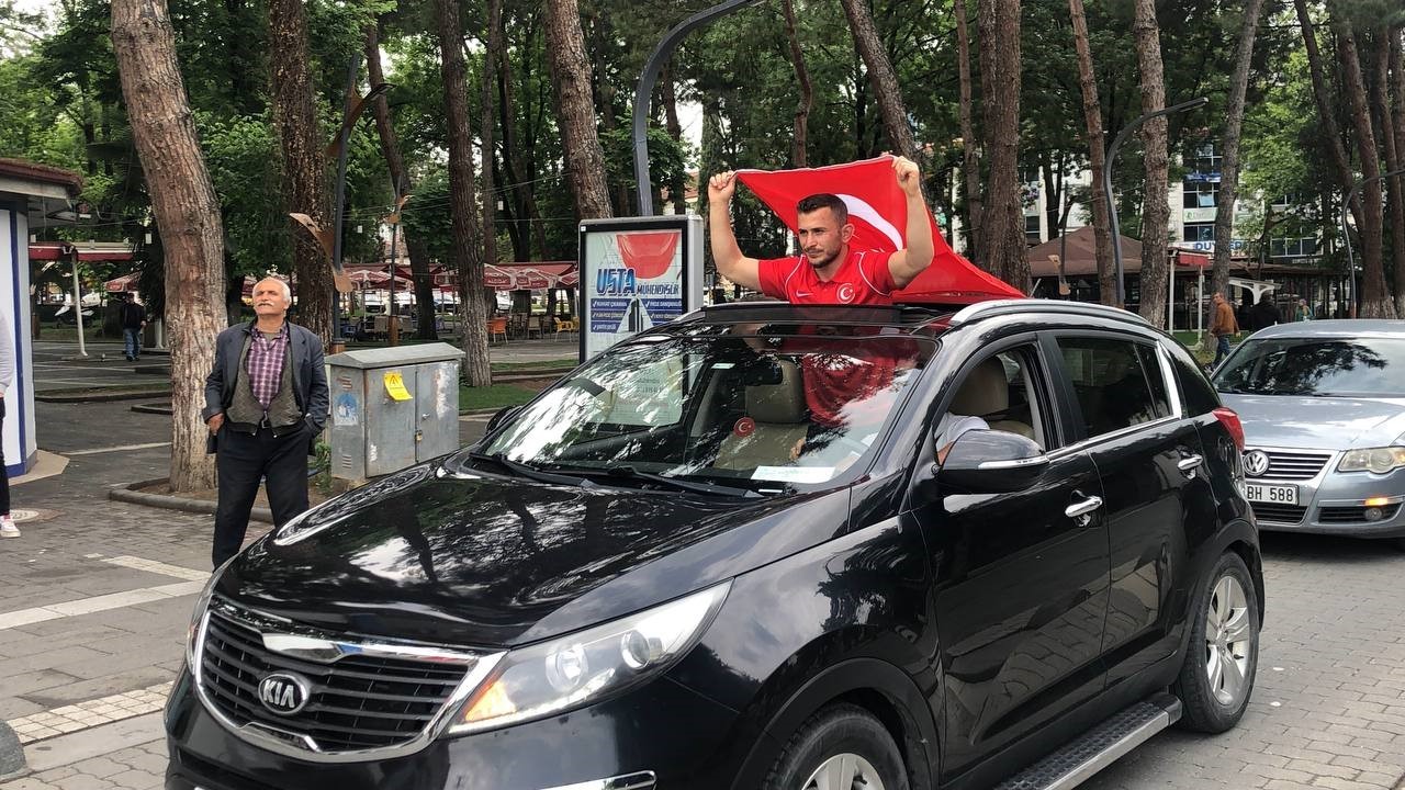 DÜNYA BİRİNCİSİ OLAN SPORCU MEMLEKETİ ERBAA'DA ÇİÇEKLE KARŞILANDI