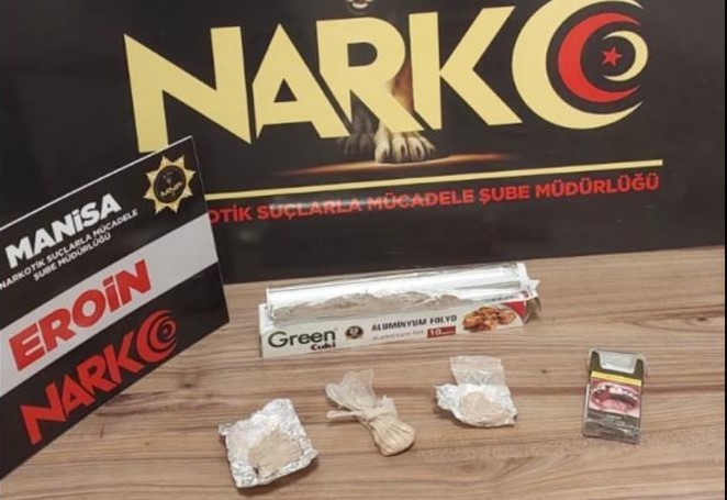 MANİSA'NIN ŞEHZADELER İLÇESİNDE EMNİYET GÜÇLERİ TARAFINDAN DURDURULAN BİR OTOMOBİLDE 3
