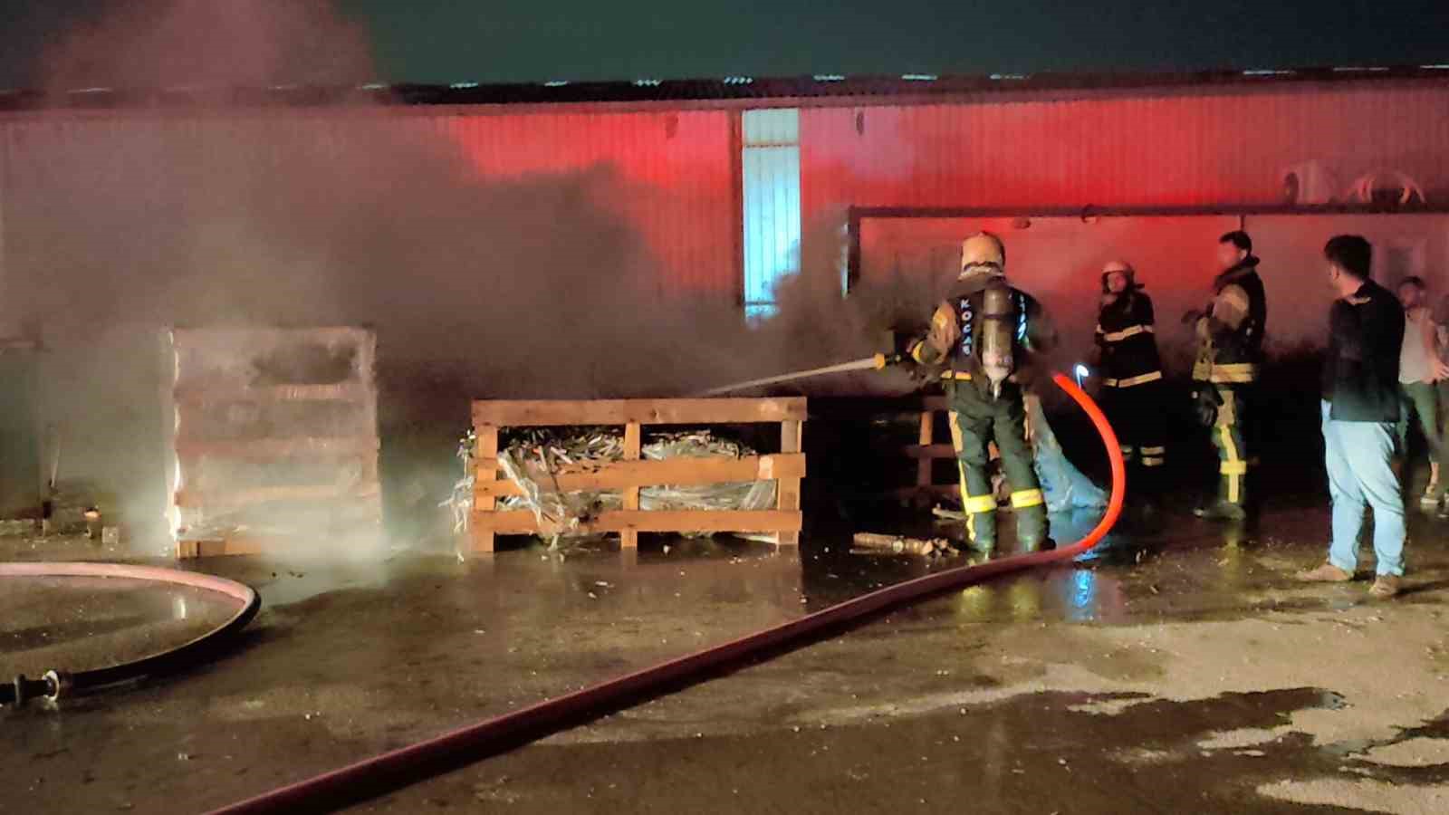 KOCAELİ’NİN GEBZE İLÇESİNDE DUŞ KABİNİ ÜRETİMİ YAPAN FABRİKANIN ÖNÜNDE ATIK