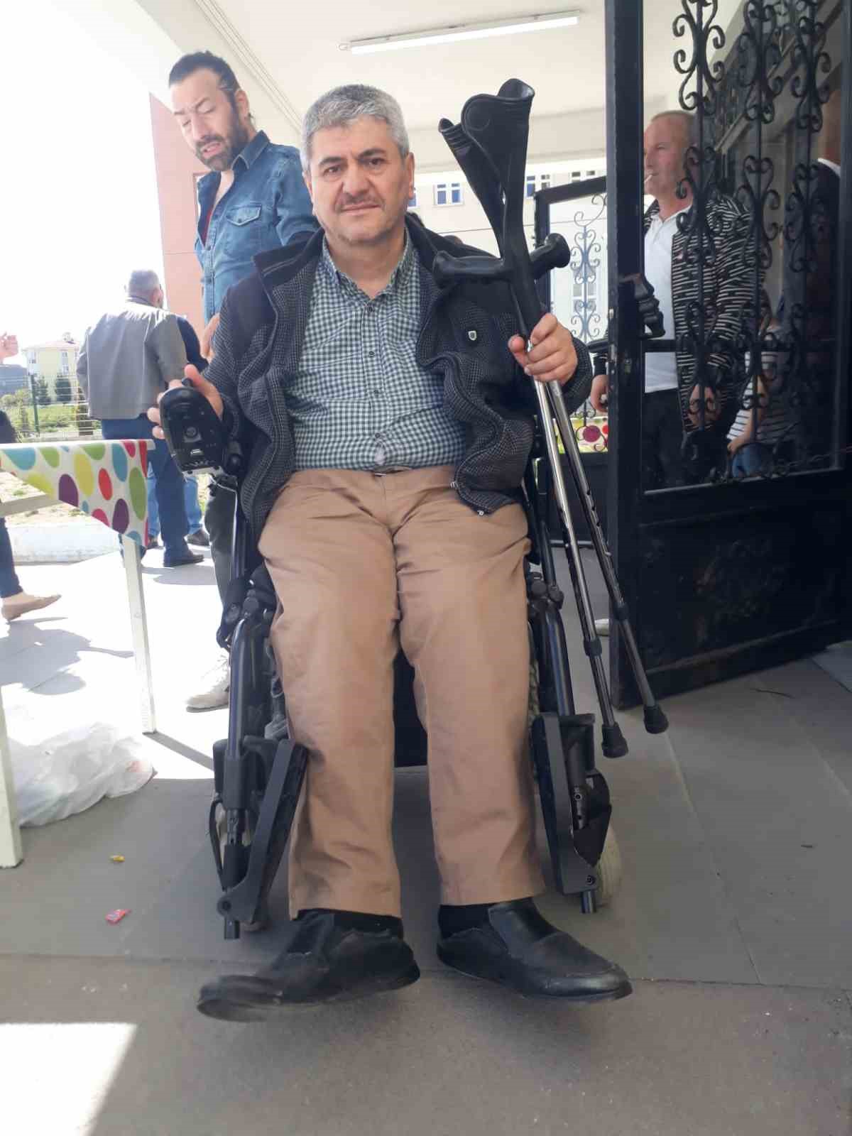 ESKİŞEHİR’DE OY KULLANARAK VATANDAŞLIK GÖREVİNİ YERİNE GETİRMEK İSTEYEN VATANDAŞLAR, TEKERLEKLİ