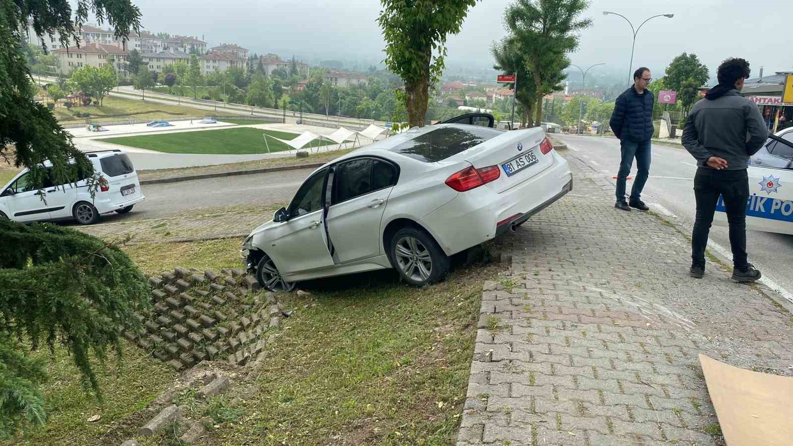 DÜZCE’NİN BAHÇELİEVLER MAHALLESİNDE SÜRÜCÜNÜN DİREKSİYON HAKİMİYETİNİ KAYBETTİĞİ KAZADA OTOMOBİL ÖNCE