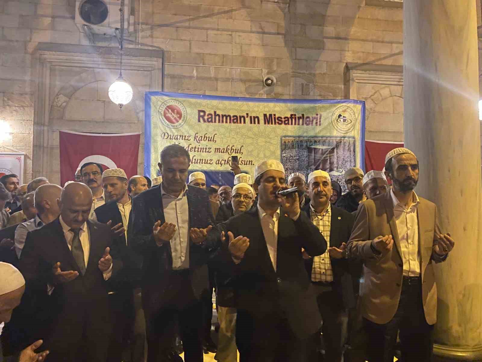 DÜZCELİ HACI ADAYLARI, MÜFTÜLÜKÇE DÜZENLENEN UĞURLAMA PROGRAMIYLA HAC İBADETLERİNİ YERİNE