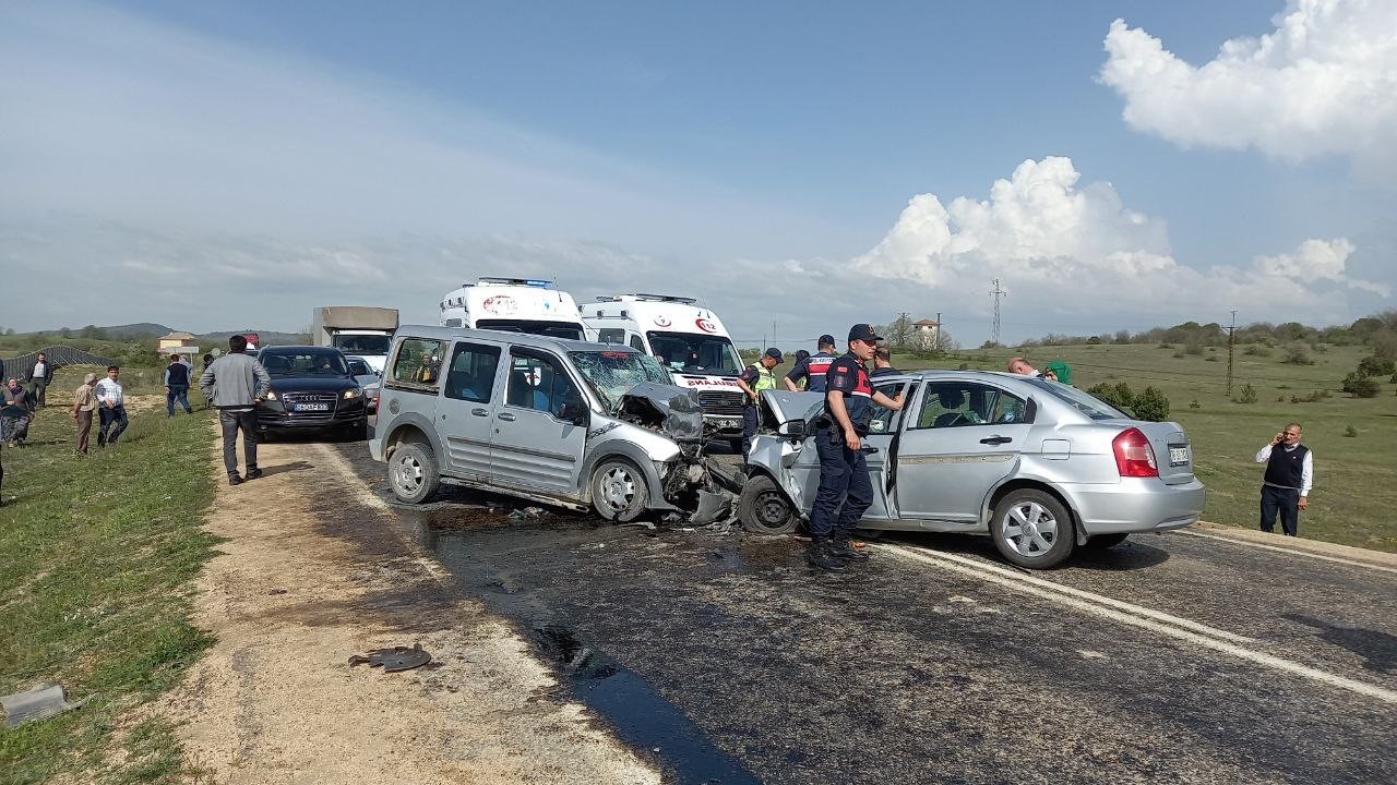 KARABÜK’ÜN EFLANİ İLÇESİNDE İKİ ARACIN KAFA KAFAYA ÇARPIŞMASI SONRASI 2