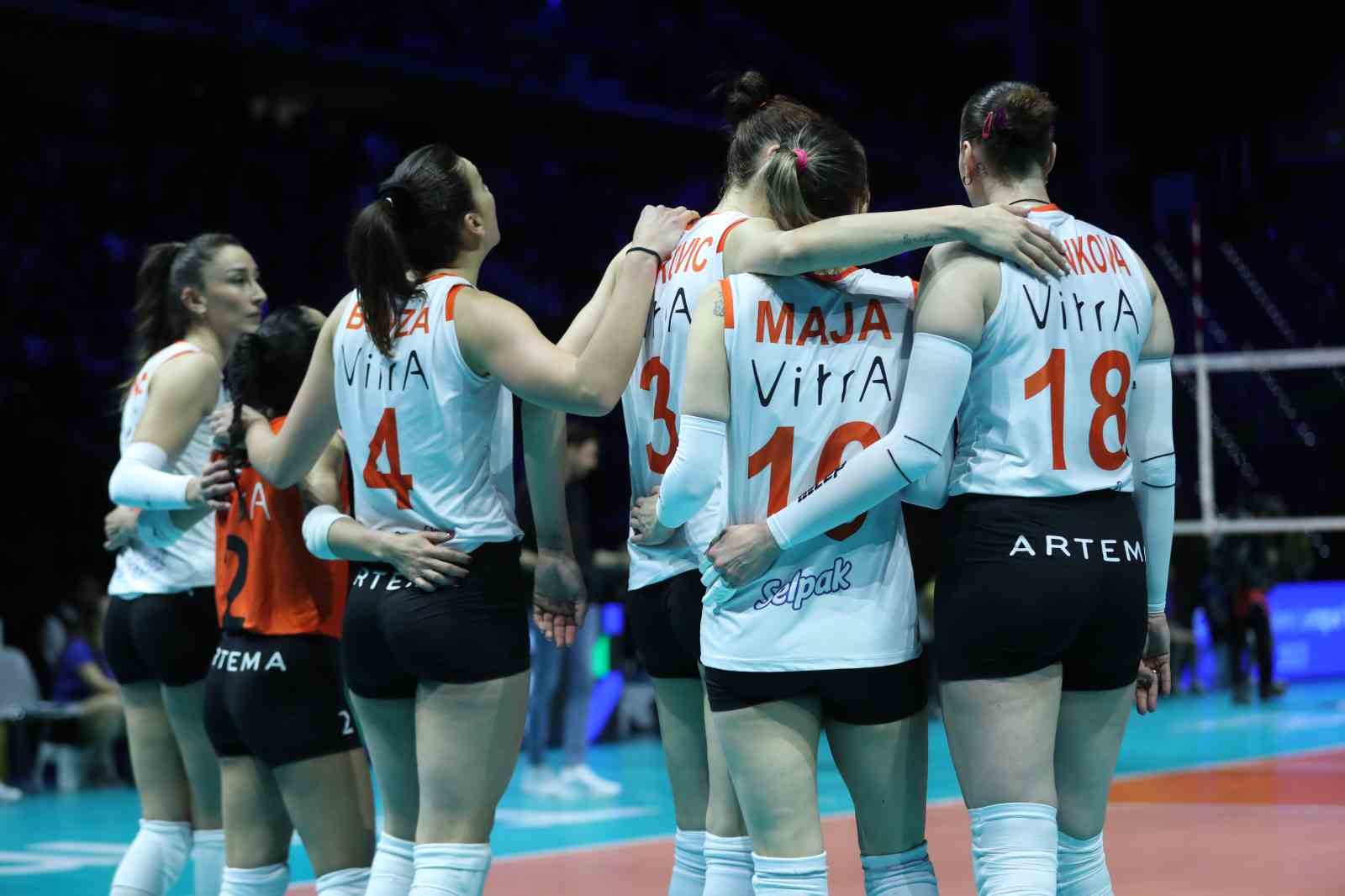 CEV ŞAMPİYONLAR LİGİ SÜPER FİNAL MAÇINDA ECZACIBAŞI DYNAVİT, RAKİBİNE YENİLEREK