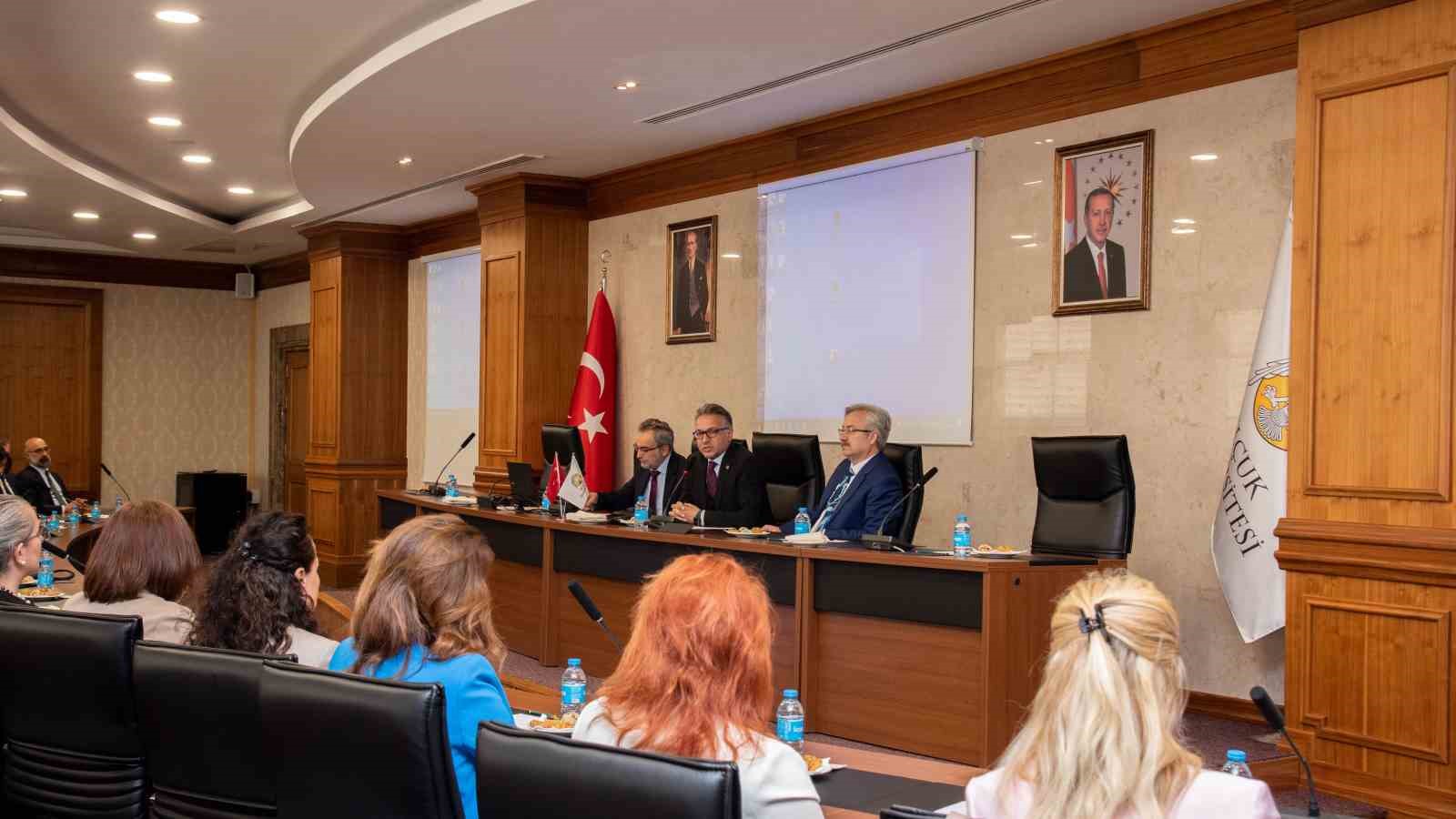 ECZACILIK FAKÜLTELERİ DEKANLAR KONSEYİ TOPLANTISI, SELÇUK ÜNİVERSİTESİ EV SAHİPLİĞİNDE GERÇEKLEŞTİRİLDİ.