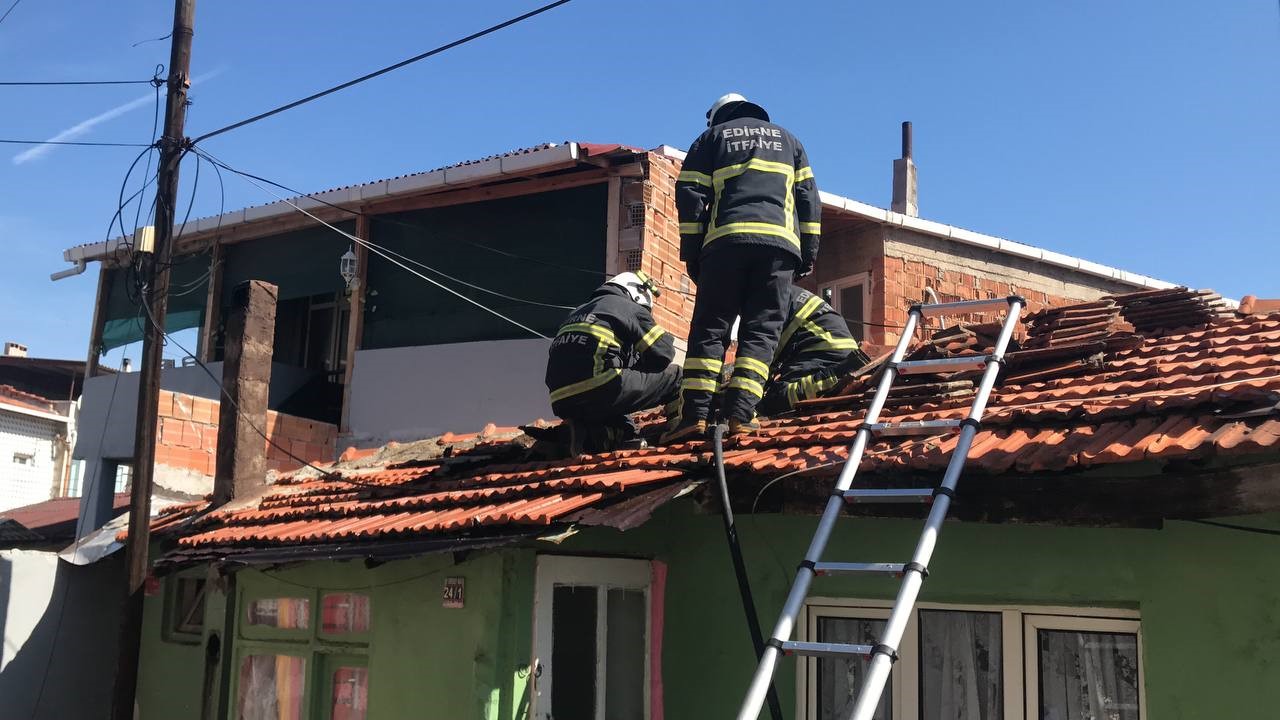 EDİRNE’DE TEK KATLI BİR EVDE ÇIKAN YANGIN BÜYÜMEDEN SÖNDÜRÜLÜRKEN, EVİN