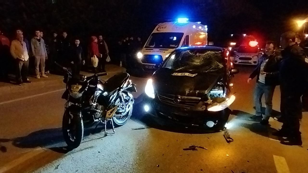 EDİRNE’DE OTOMOBİLLE ÇARPIŞAN MOTOSİKLETTEKİ İKİ KİŞİ YARALANDI