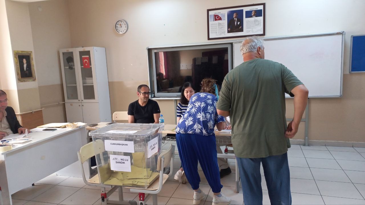 EDİRNE’DE CUMHURBAŞKANLIĞI 2. TUR SEÇİMLERİNDE SEÇMENLER OYLARINI KULLANIYOR.