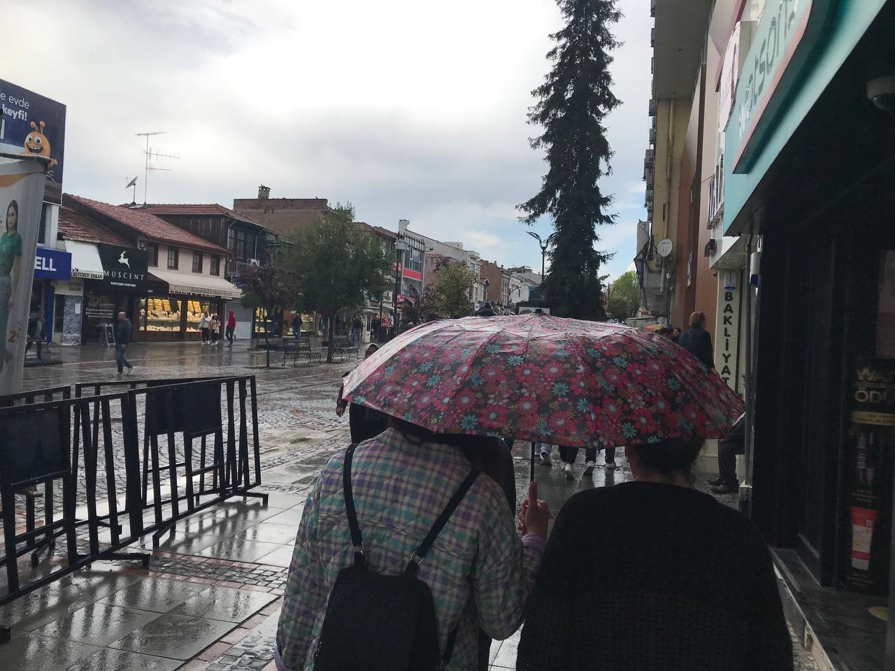 EDİRNE’DE, ANİDEN BASTIRAN KISA SÜRELİ DEVAM EDEN SAĞANAK YAĞMUR, ŞEHİR
