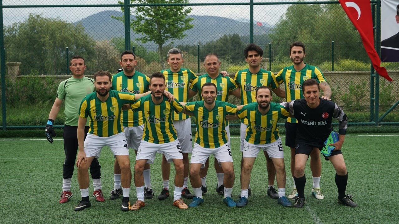 BALIKESİR’İN EDREMİT BELEDİYESİ PERSONELİNDEN OLUŞAN EDREMİTGÜCÜ, MAHALLE LİGİ TURNUVASI’NDA YARI