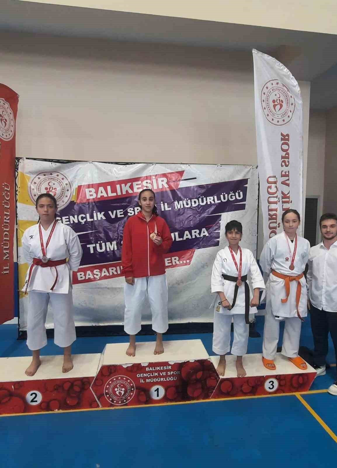 BALIKESİR KARATE TURNUVASI VE KARATE ANADOLU YILDIZLARI İL SEÇMELERİNDE EDREMİT’