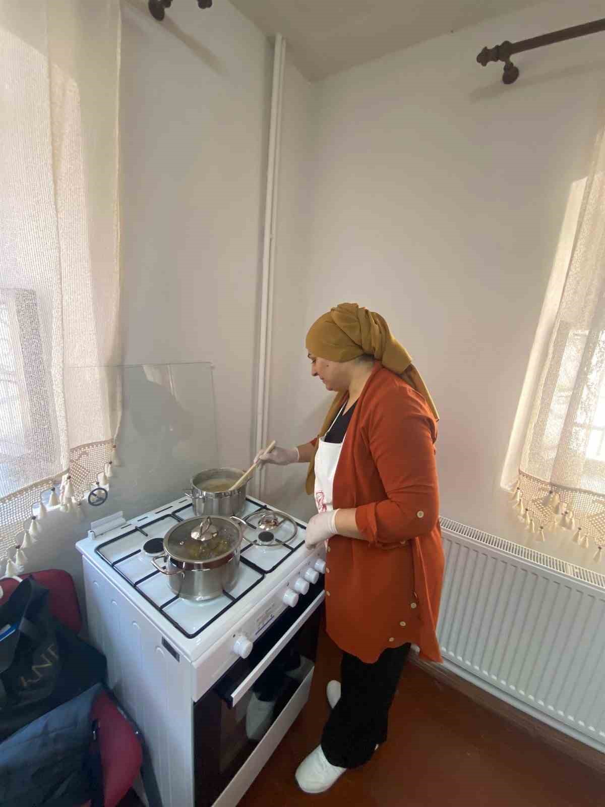 Edremitli roman kadınlar SODAM’da meslek öğreniyor BALIKESİR’İN EDREMİT İLÇESİNDE ROMAN VATANDAŞLARIN YOĞUNLUKLA YAŞADIĞI İBRAHİMCE MAHALLESİ ÖZELİNDE