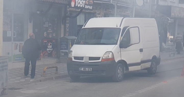 Edremit’te caddeyi dumana boğan minibüs paniğe neden oldu EDREMİT İLÇESİNDE SEYİR HALİNDEKİ MİNİBÜSÜN AMBALE OLMASI CADDEYİ DUMAN ALTINDA