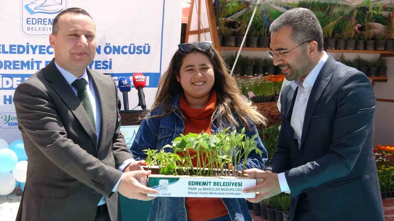 VAN’IN EDREMİT BELEDİYESİ TARAFINDAN İLÇEDEKİ YETİŞTİRİCİLERE 250 BİN ADET SEBZE