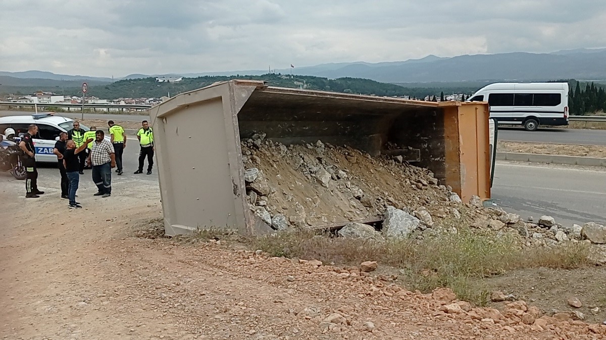 EDREMİT İLÇESİNDE ARKA TEKERİ SU KANALINA DÜŞEN KAMYON KAZASINDA ŞOFÖR