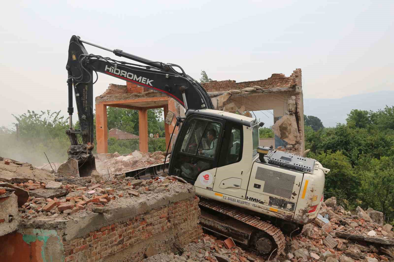 EFELER BELEDİYESİ FEN İŞLERİ MÜDÜRLÜĞÜ EKİPLERİ, UMURLU MAHALLESİ’NDEKİ METRUK BİR