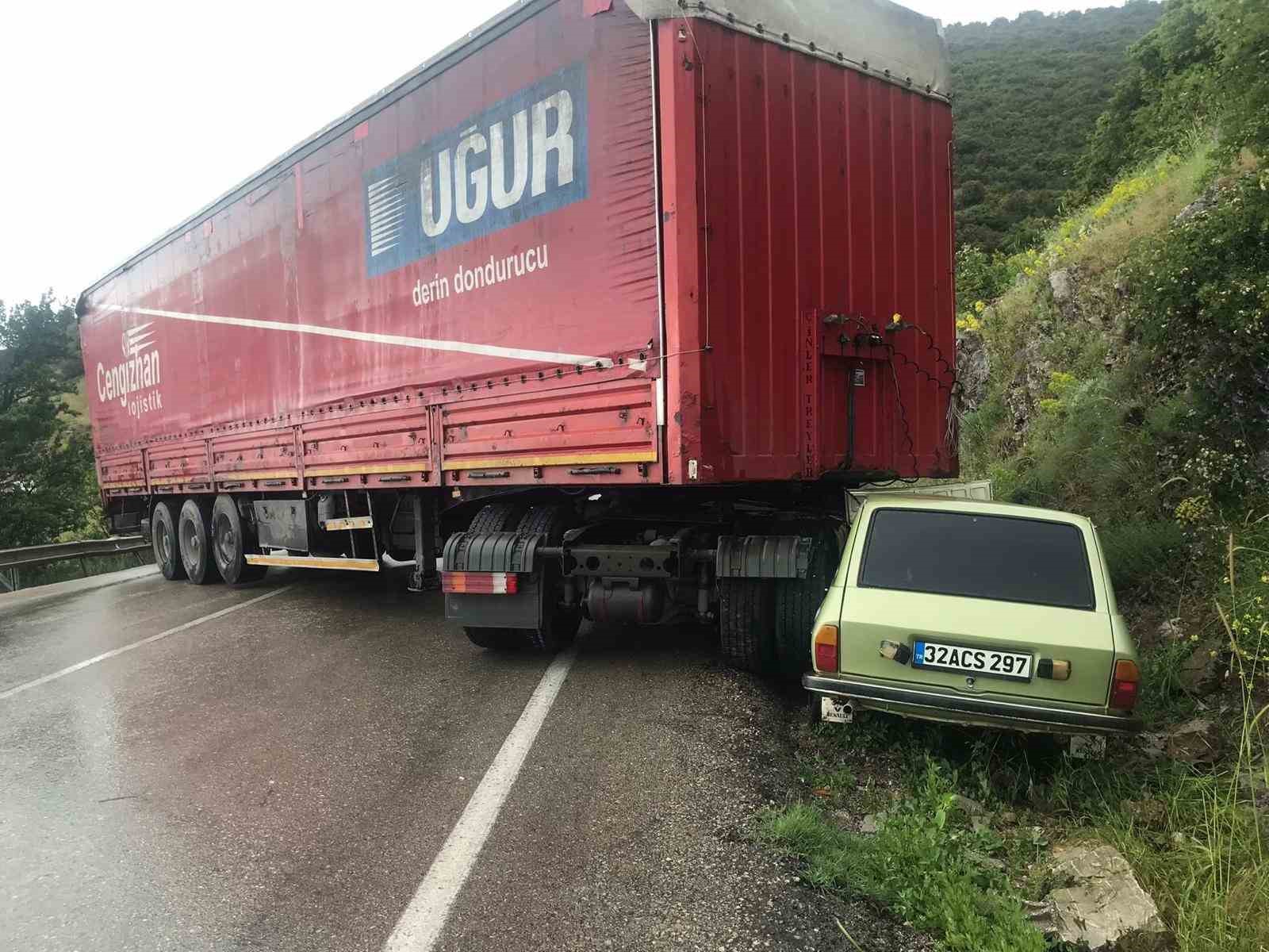 ISPARTA’NIN EĞİRDİR İLÇESİNDE  TIR’IN DİREKSİYON HAKİMİYETİNİ KAYBEDEREK, OTOMOBİLE ÇARPMASI