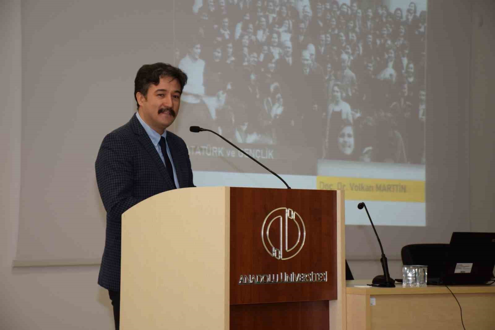 ANADOLU ÜNİVERSİTESİ’NDE “ATATÜRK VE GENÇLİK” KONFERANSI DÜZENLENDİ.