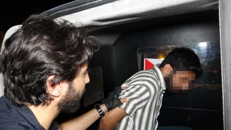 ADANA’DA POLİS UYGULAMASINDA KAÇTIKTAN SONRA EL BOMBASI, SİLAH VE MERMİLERLE