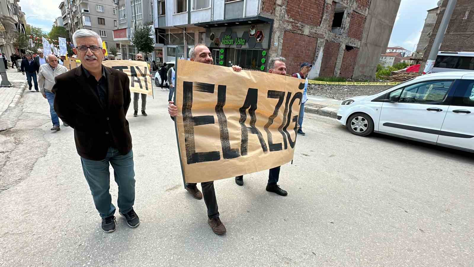 İŞÇİLER, DEPREMDEN ETKİLENEN ŞEHİRLERİN YAZILI OLDUĞU PANKARTLARLA YÜRÜDÜ.