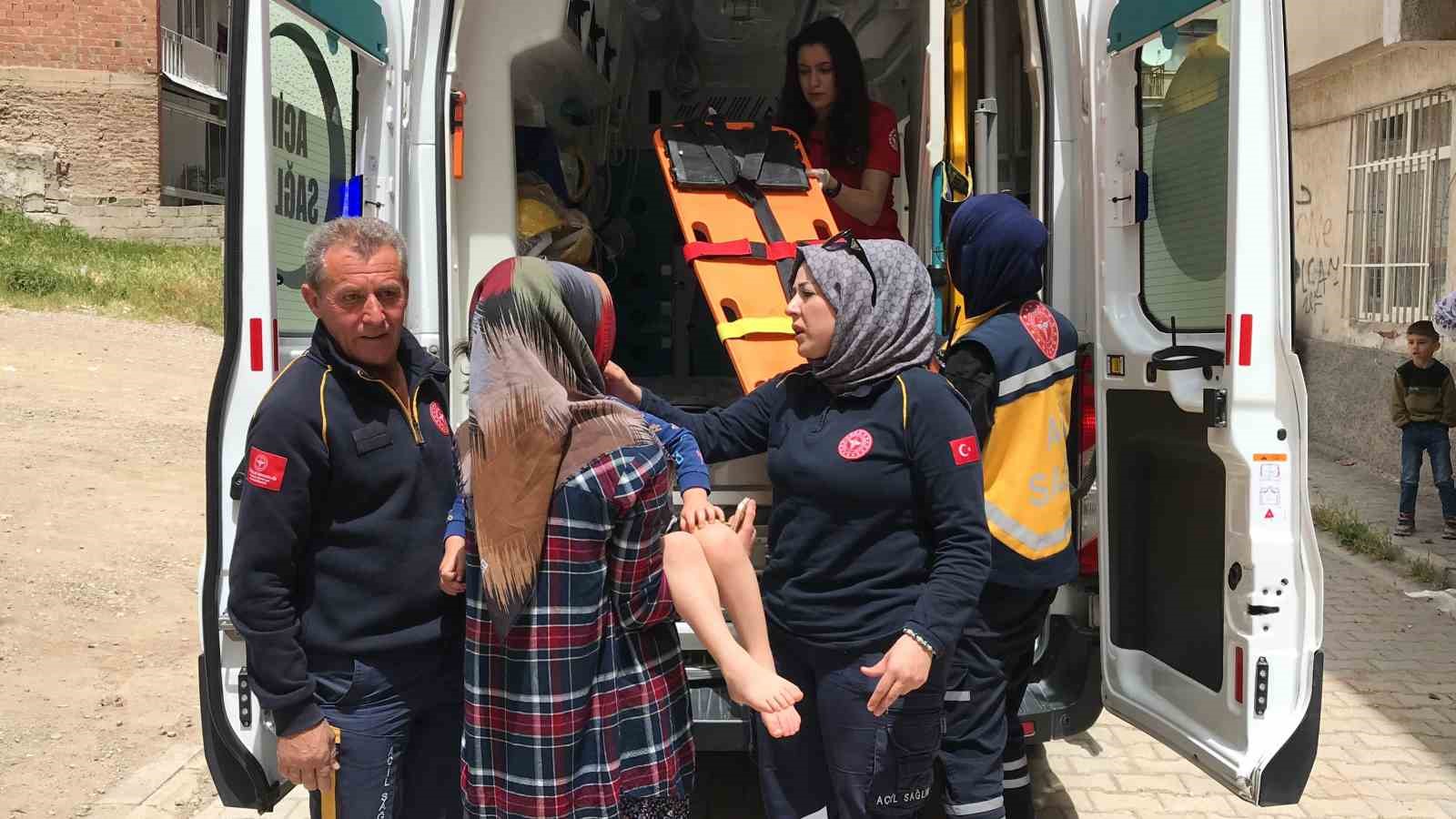 ELAZIĞ’DA EVİNİN ÖNÜNDE OYNAYAN 3 YAŞINDAKİ ÇOCUĞA ARABA ÇARPTI. KAZADA