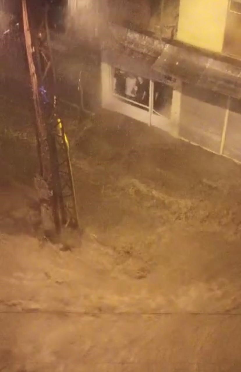 ELAZIĞ’IN MADEN İLÇESİNDE DÜN ÖĞLEN SAATLERİNDEN İTİBAREN BASTIRAN SAĞANAK YAĞIŞ,