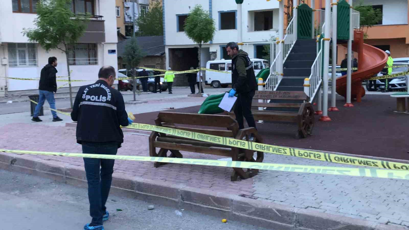 ELAZIĞ’DA 2 ARAÇ İLE HUSUMETLİLERİNİN BULUNDUĞU MAHALLEYE GELEN ŞÜPHELİLER, ÇOCUK