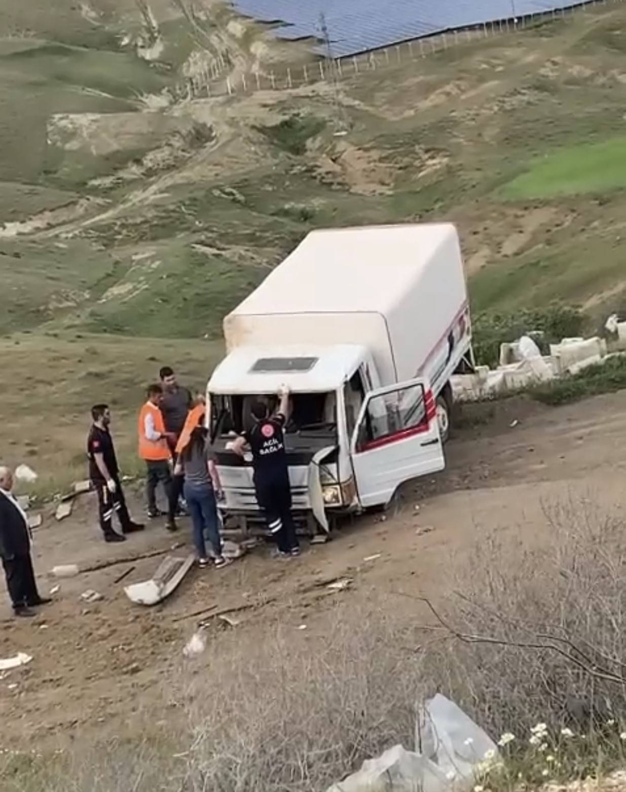 KAMYONET ŞARAMPOLE UÇTU