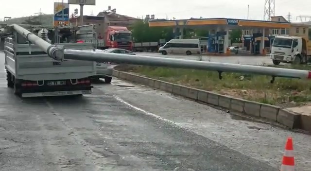 ELAZIĞ’DA SÜRÜCÜSÜNÜN KONTROLÜNDEN ÇIKAN KAMYON TRAFİK IŞIĞI SİNYALİZASYON DİREĞİ ÇAPTI.