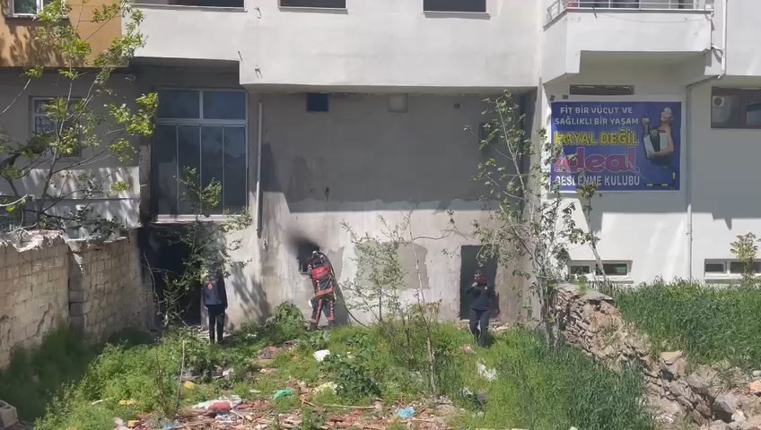 ELAZIĞ’DA METRUK BİR BİNANIN BODRUM KATINDA ÇIKAN YANGIN, İTFAİYE EKİPLERİ
