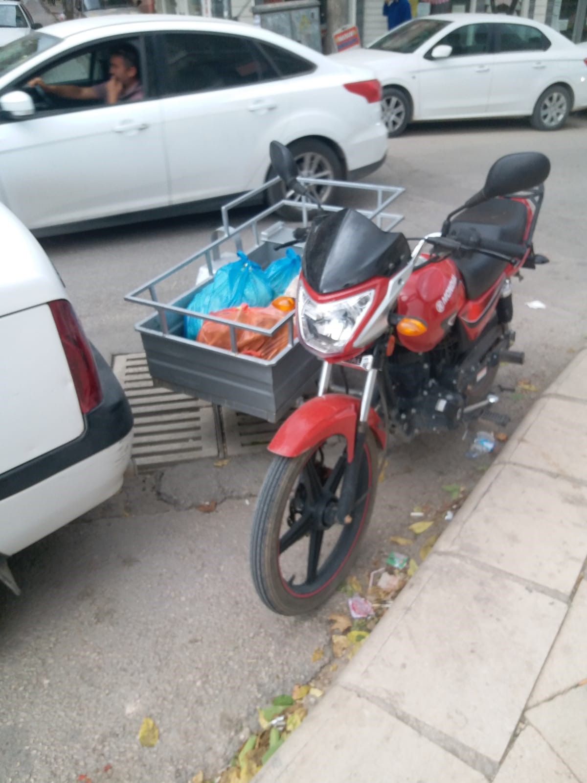 ELAZIĞ’DA KİMLİĞİ BELİRSİZ KİŞİ VEYA KİŞİLER, PARK HALİNDEKİ SEPETLİ MOTOSİKLETİ