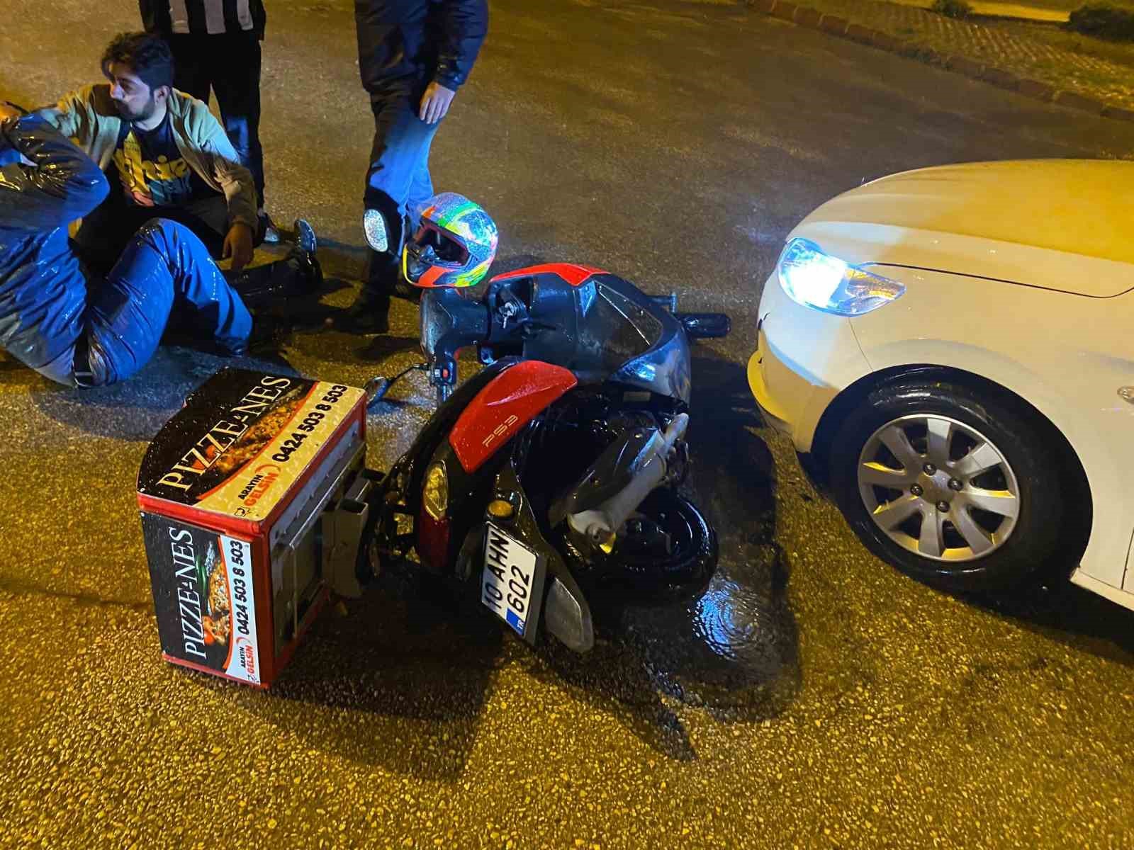 ELAZIĞ’DA MEYDANA GELEN TRAFİK KAZASINDA MOTOSİKLETLİ KURYE İLE OTOMOBİL ÇARPIŞTI.
