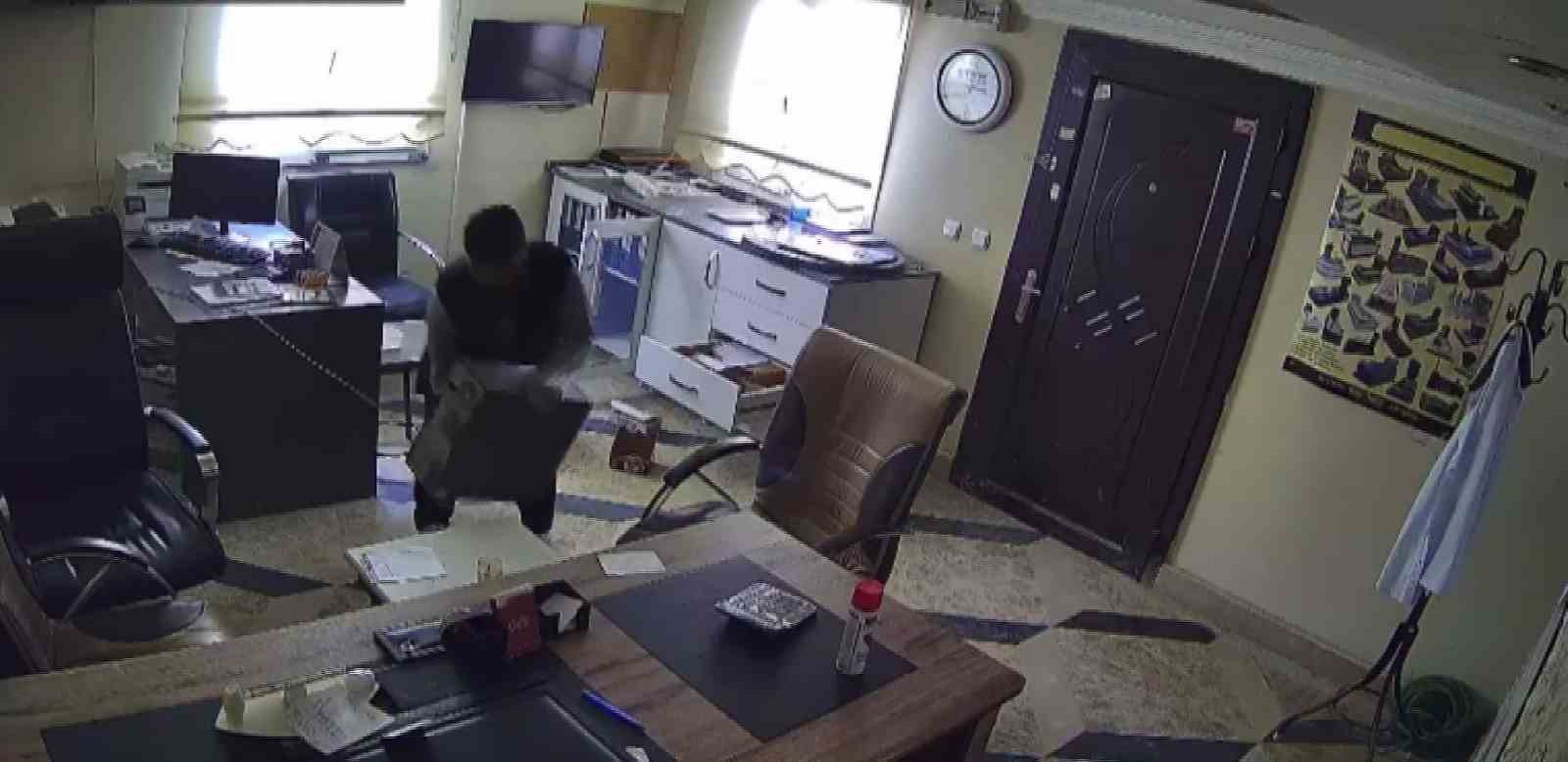 ELAZIĞ’DA BİR HIRSIZ İŞ YERİNDEN OFİS MALZEMESİ ÇALARAK KAYIPLARA KARIŞIRKEN