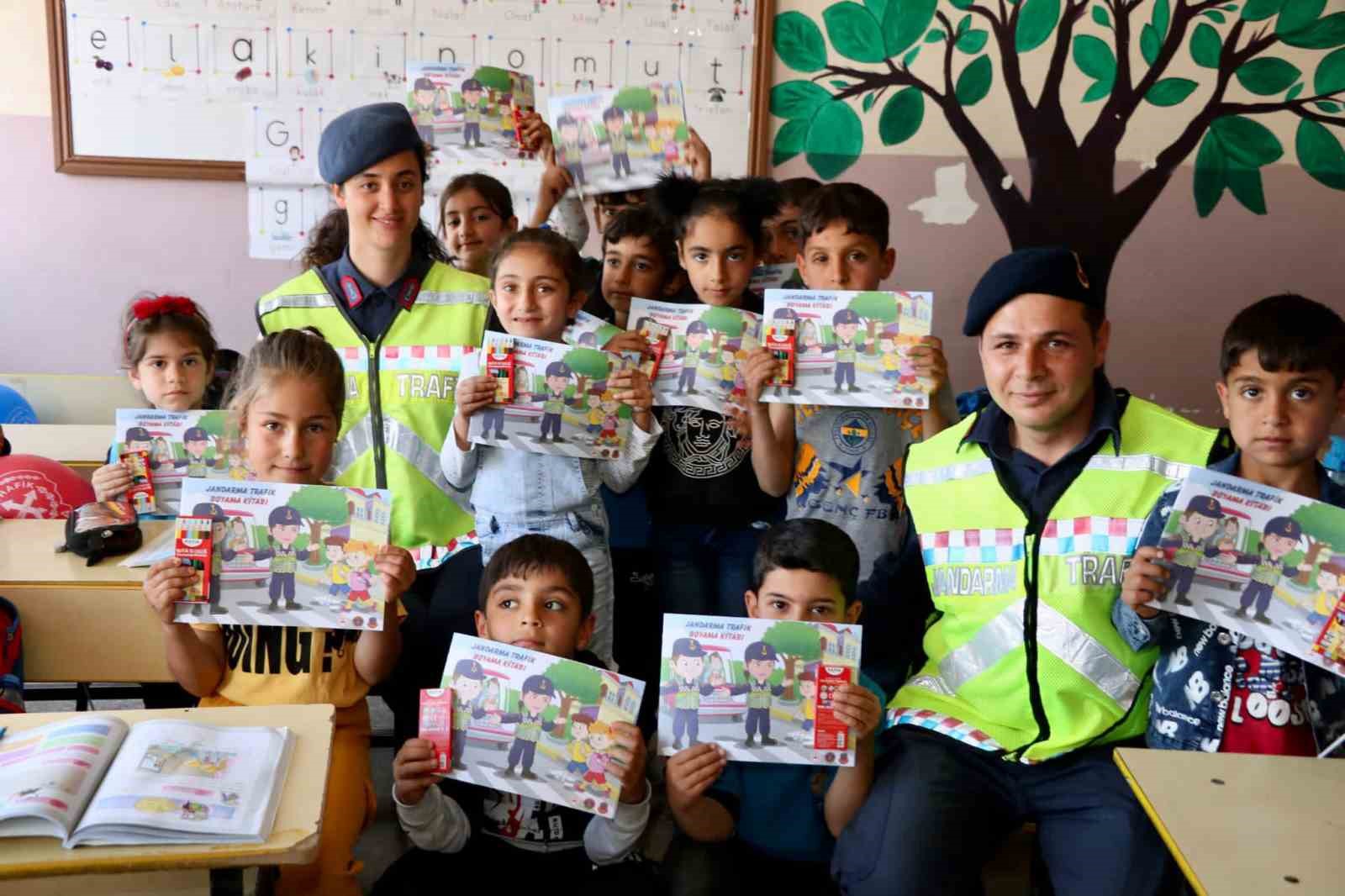 ELAZIĞ’DA JANDARMA EKİPLERİ TARAFINDAN ÖĞRENCİLERE TRAFİK GÜVENLİĞİ EĞİTİMİ VERİLDİ