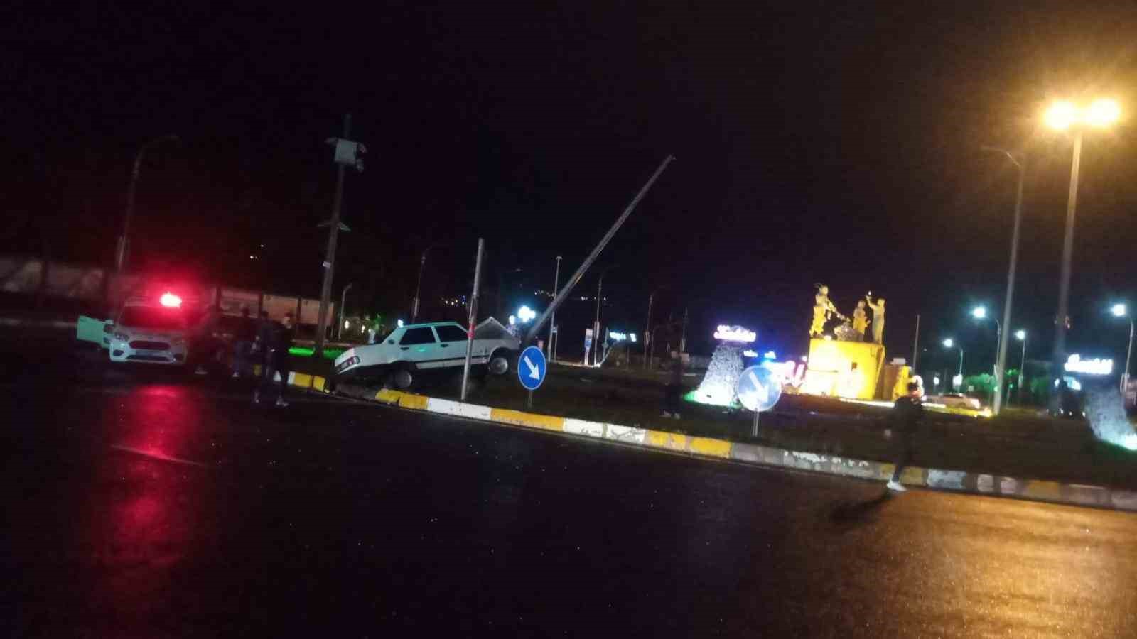 ELAZIĞ’DA SAĞANAK YAĞIŞ SONRASI MEYDANA GELEN TRAFİK KAZASINDA OTOMOBİL AYDINLATMA