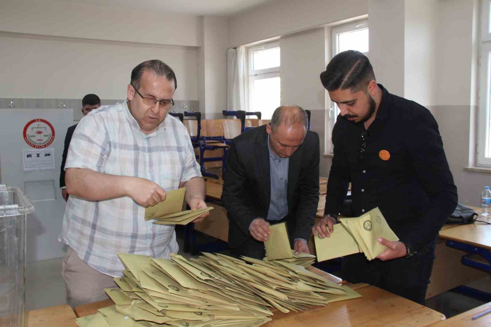 ELAZIĞ'DA OY VERME İŞLEMİNİN SAAT 17.00'DE SONA ERMESİ İLE BİRLİKTE