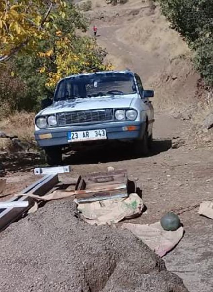 ELAZIĞ’DA SAHİBİ TARAFINDAN EVİN ÖNÜNE PARK EDİLEN OTOMOBİL, HIRSIZLAR TARAFINDAN