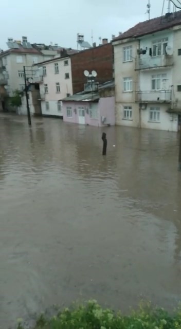 DÜN ETKİLİ OLAN SAĞANAK YAĞIŞIN ARDINDAN ELAZIĞ’DA BİNALAR SUYUN ORTASINDA