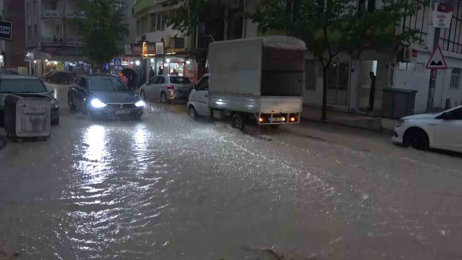 ELAZIĞ’DA ETKİLİ OLAN SAĞANAK YAĞIŞ HAYATI OLUMSUZ ETKİLEDİ. KENT MERKEZİNDE