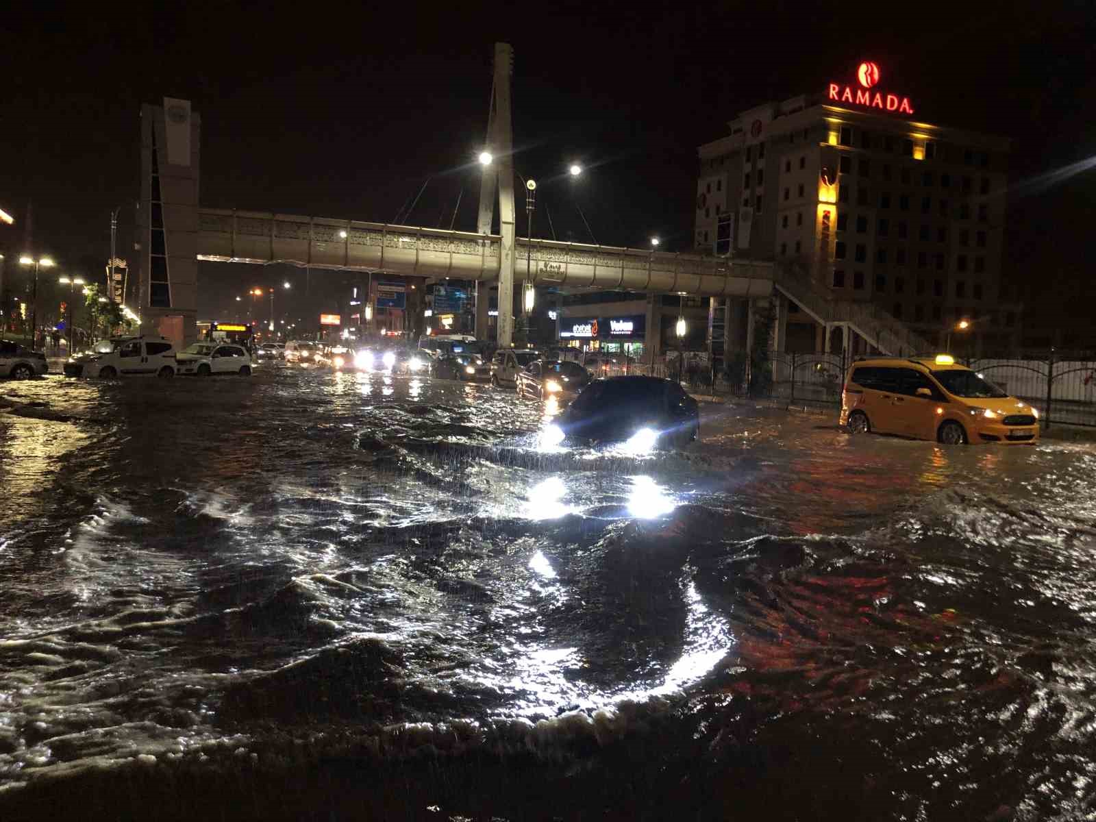 ELAZIĞ'DA METEOROLOJİNİN UYARI YAPTIĞI SAĞANAK ETKİSİNİ SÜRDÜRÜYOR. ANA CADDELERİN DEREYE