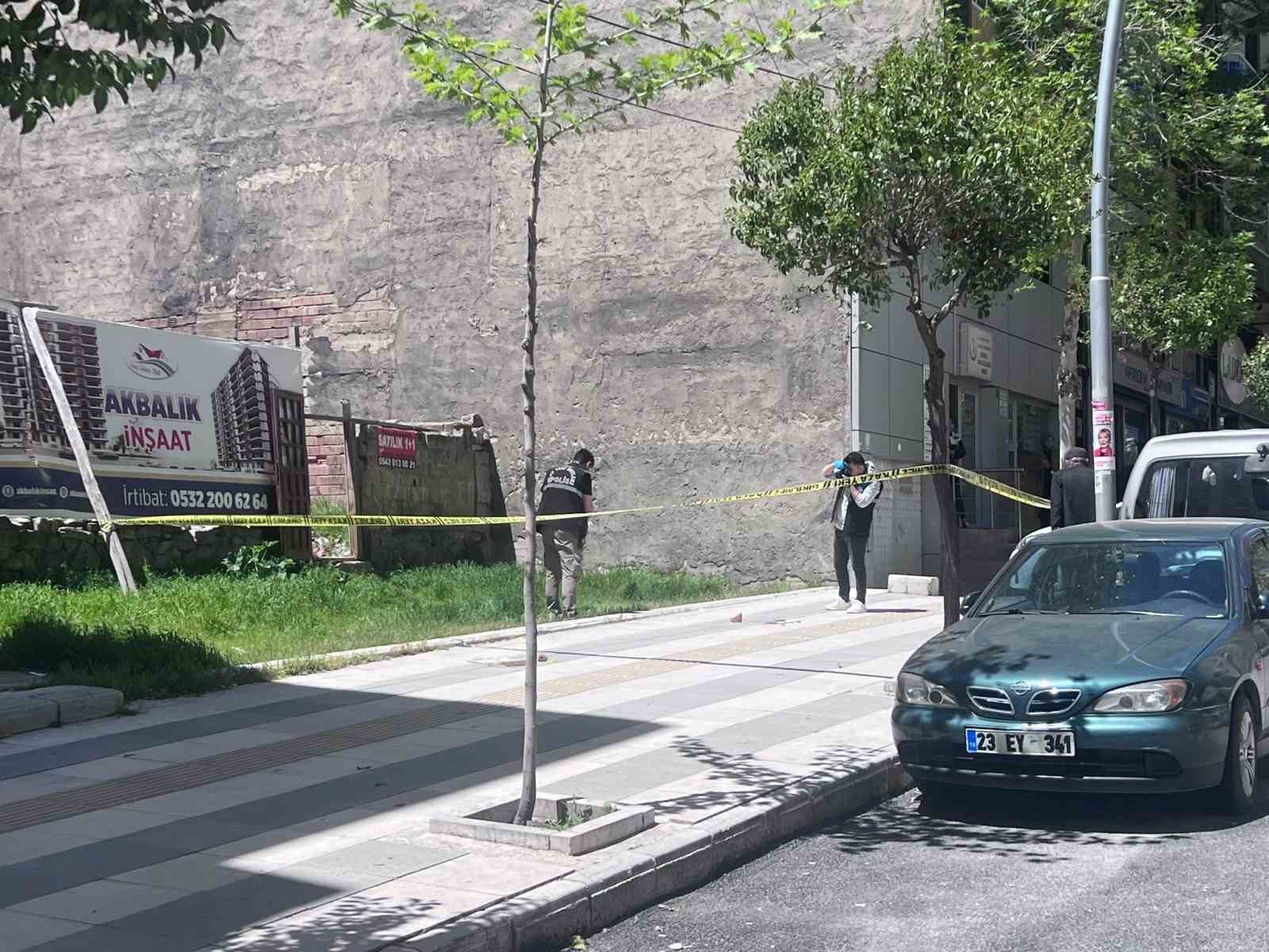 Elazığ’da silahlı kavga: 1 yaralı ELAZIĞ’DA, İKİ KİŞİ ARASINDA ÇIKAN SİLAHLI KAVGADA 1 KİŞİ YARALANDI.