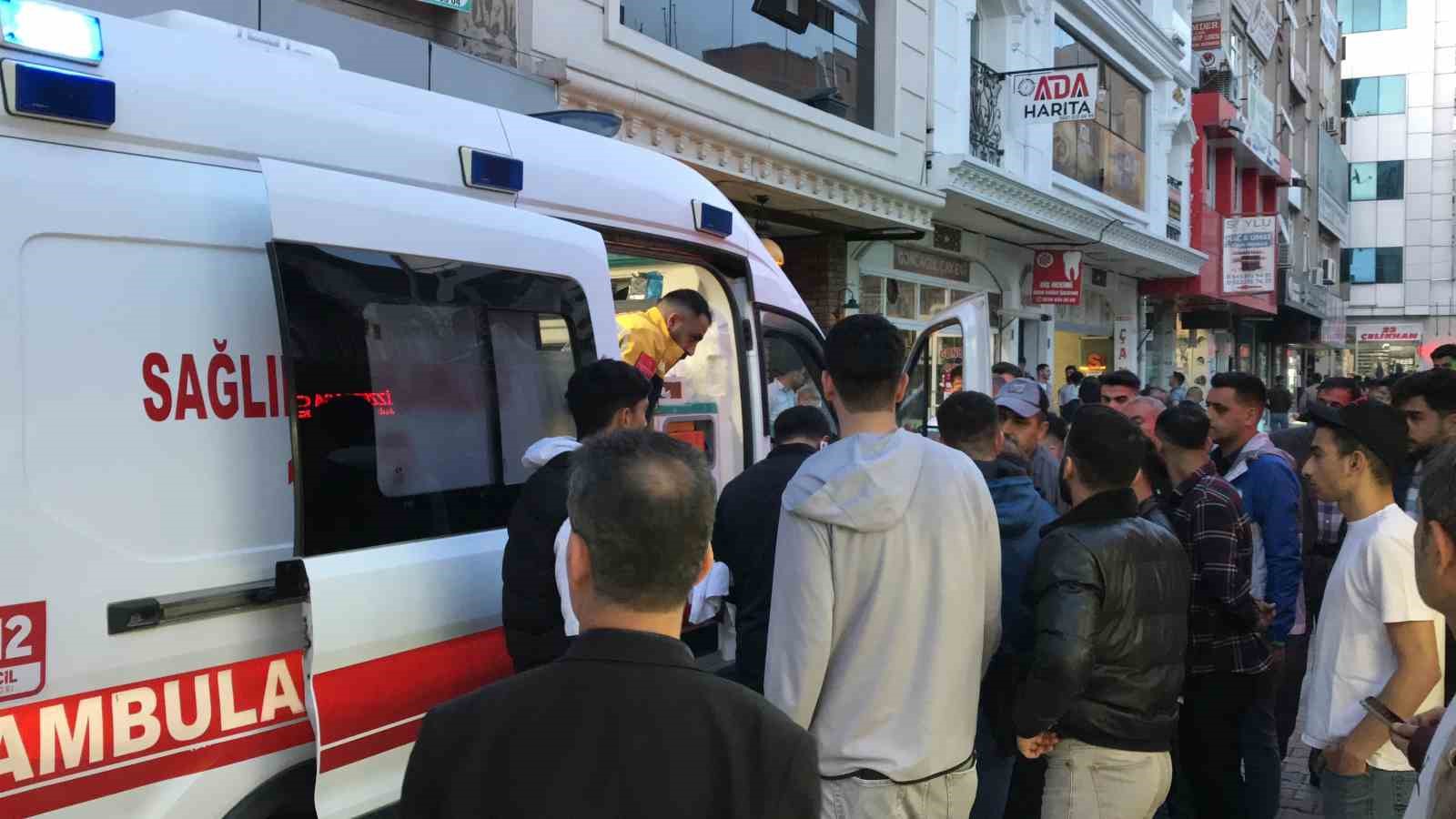 ELAZIĞ’DA BİR KİŞİ ÇAY OCAĞINDA OTURAN HUSUMETLİLERİNE TABANCA İLE ATEŞ