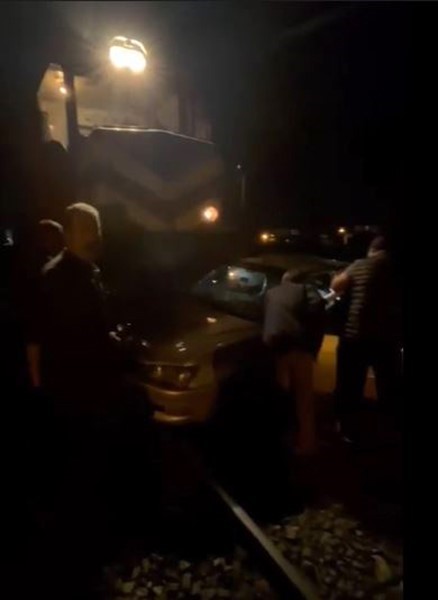 ELAZIĞ’DA OTOMOBİL HEMZENİN GEÇİTTE TRENLE ÇARPIŞTI. KAZADA 2 KİŞİ YARALANDI.