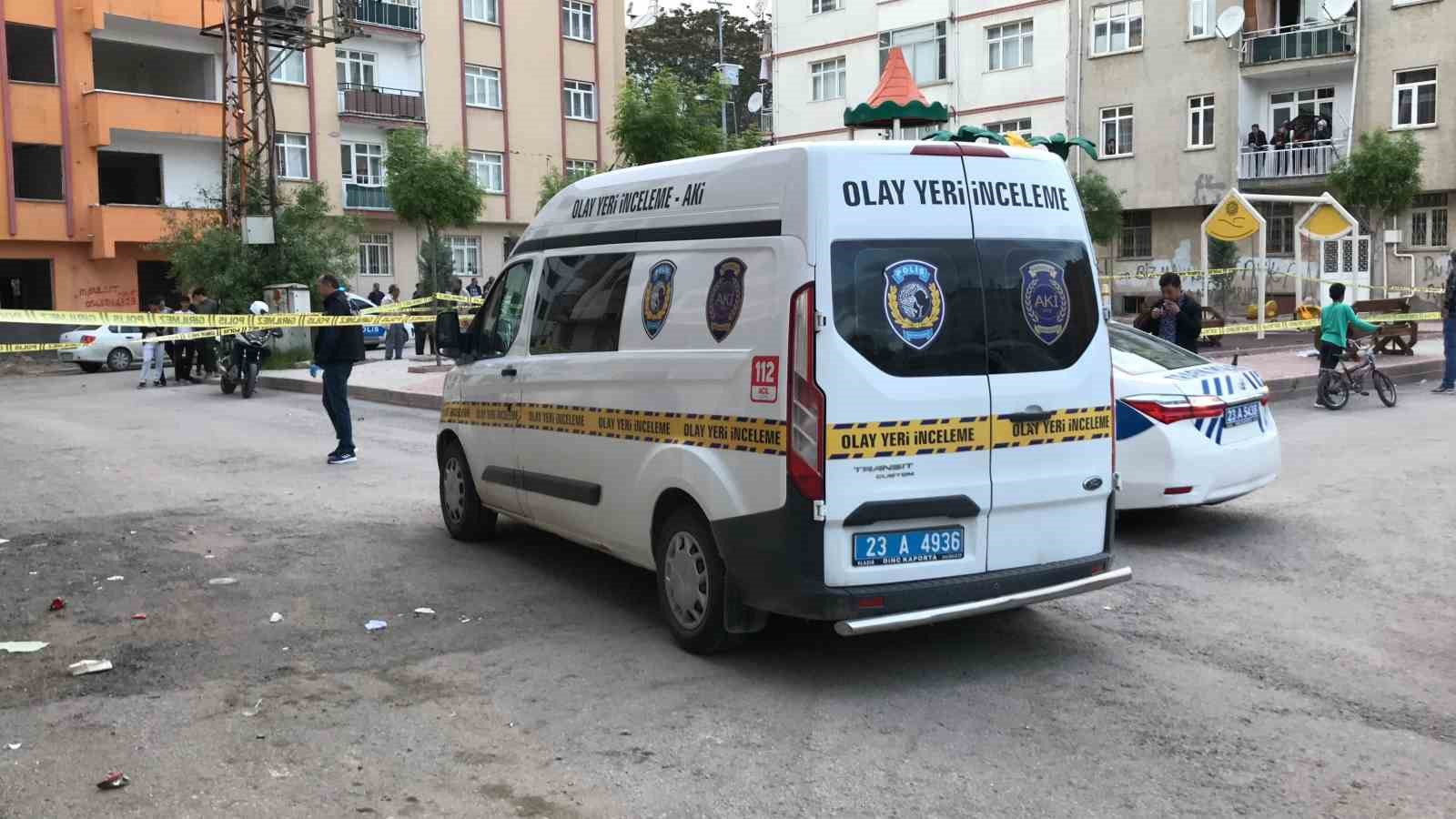 ELAZIĞ’DA İKİ ARAÇ İLE HUSUMETLİLERİNİN BULUNDUĞU MAHALLEYE GELEN ŞÜPHELİLER, ÇOCUK